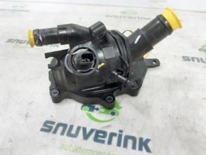 Gebruikte Thermostaathuis Renault Captur II (RJB) 1.3 Mild Hybrid 140, TCe 140 16V Prijs € 60,00 Margeregeling aangeboden door Snuverink Autodemontage