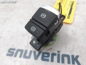 Gebruikte Schakelaar handrem Renault Captur II (RJB) 1.3 Mild Hybrid 140, TCe 140 16V Prijs € 30,00 Margeregeling aangeboden door Snuverink Autodemontage