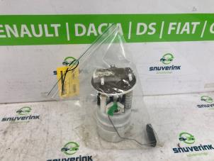 Gebruikte Tank element Pomp Renault Clio IV Estate/Grandtour (7R) 0.9 Energy TCE 12V Prijs € 31,50 Margeregeling aangeboden door Snuverink Autodemontage