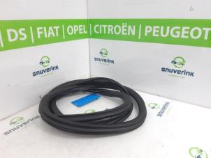 Gebruikte Deurrubber 4Deurs links-achter Peugeot 2008 (UD/UK/UR/US/UX) 1.2 VTi 12V PureTech 130 Prijs € 42,35 Inclusief btw aangeboden door Snuverink Autodemontage
