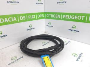 Gebruikte Achterkleprubber Peugeot 2008 (UD/UK/UR/US/UX) 1.2 VTi 12V PureTech 130 Prijs € 49,01 Inclusief btw aangeboden door Snuverink Autodemontage