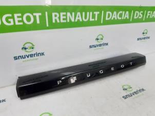 Gebruikte Sierlijst achterklep Peugeot 2008 (UD/UK/UR/US/UX) 1.2 VTi 12V PureTech 130 Prijs € 66,55 Inclusief btw aangeboden door Snuverink Autodemontage