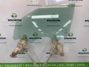 Gebruikte Portierruit 4Deurs links-voor Peugeot 2008 (UD/UK/UR/US/UX) 1.2 VTi 12V PureTech 130 Prijs € 76,00 Margeregeling aangeboden door Snuverink Autodemontage
