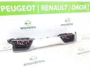 Gebruikte Luchtrooster Dashboard Renault Captur II (RJB) 1.3 Mild Hybrid 140, TCe 140 16V Prijs € 108,90 Inclusief btw aangeboden door Snuverink Autodemontage