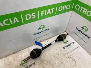 Gebruikte Aandrijfas links-voor Peugeot 208 II (UB/UH/UP) 1.2 Vti 12V PureTech 100 Prijs € 80,99 Margeregeling aangeboden door Snuverink Autodemontage