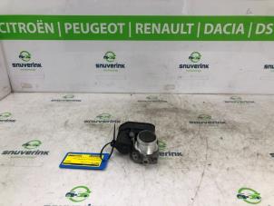 Gebruikte Gasklephuis Peugeot 208 II (UB/UH/UP) 1.2 Vti 12V PureTech 100 Prijs € 54,43 Inclusief btw aangeboden door Snuverink Autodemontage