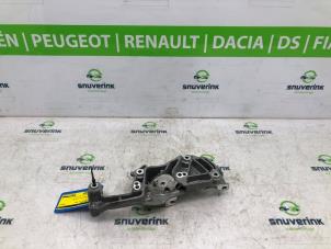 Gebruikte Dynamosteun boven Peugeot 208 II (UB/UH/UP) 1.2 Vti 12V PureTech 100 Prijs € 36,28 Inclusief btw aangeboden door Snuverink Autodemontage