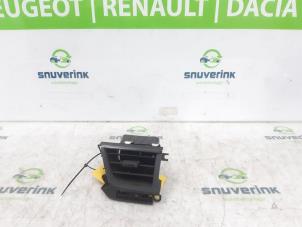 Gebruikte Luchtrooster Dashboard Renault Kangoo Express (RFK) 1.5 Blue dCi 75 Prijs € 81,68 Inclusief btw aangeboden door Snuverink Autodemontage