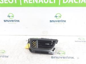 Gebruikte Luchtrooster Dashboard Renault Kangoo Express (RFK) 1.5 Blue dCi 75 Prijs € 59,90 Inclusief btw aangeboden door Snuverink Autodemontage