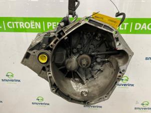 Gebruikte Versnellingsbak Renault Scénic III (JZ) 1.6 16V Bifuel Prijs € 299,98 Margeregeling aangeboden door Snuverink Autodemontage