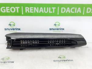 Gebruikte Luchtrooster Dashboard Renault Austral 1.2 E-Tech Full Hybrid 200 Prijs € 163,35 Inclusief btw aangeboden door Snuverink Autodemontage