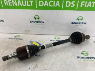 Gebruikte Aandrijfas links-voor Peugeot 208 II (UB/UH/UP) 1.2 Vti 12V PureTech 100 Prijs € 90,00 Margeregeling aangeboden door Snuverink Autodemontage