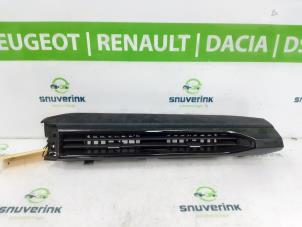 Gebruikte Luchtrooster Dashboard Renault Austral 1.2 E-Tech Hybrid 200 Prijs € 181,50 Inclusief btw aangeboden door Snuverink Autodemontage