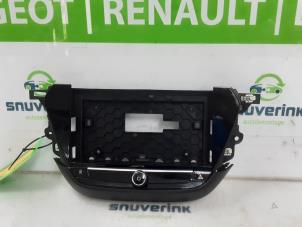 Gebruikte Radiobedienings paneel Opel Corsa F (UB/UH/UP) 1.2 12V 75 Prijs € 72,60 Inclusief btw aangeboden door Snuverink Autodemontage