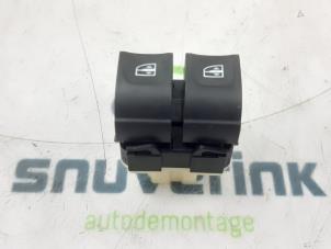 Gebruikte Raam schakelaar elektrisch Renault Captur (2R) 1.3 TCE 150 16V Prijs € 30,00 Margeregeling aangeboden door Snuverink Autodemontage