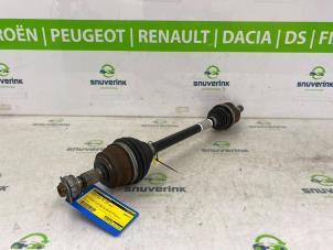 Gebruikte Aandrijfas links-voor Peugeot 2008 (UD/UK/UR/US/UX) 1.2 VTi 12V PureTech 100 Prijs € 175,00 Margeregeling aangeboden door Snuverink Autodemontage