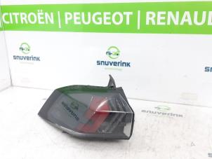 Gebruikte Achterlicht links Peugeot 2008 (UD/UK/UR/US/UX) 1.2 VTi 12V PureTech 100 Prijs € 150,00 Margeregeling aangeboden door Snuverink Autodemontage