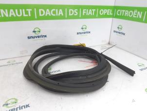 Gebruikte Achterkleprubber Renault Trafic (1FL/2FL/3FL/4FL) 2.0 dCi 16V 120 Prijs € 78,65 Inclusief btw aangeboden door Snuverink Autodemontage