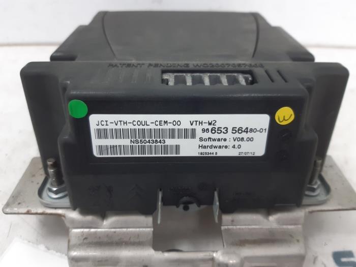 Head-up display van een Peugeot 508 (8D) 2.0 Hybrid4 16V 2012