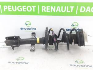 Gebruikte Mac Phersonpoot links-voor Renault Captur (2R) 1.2 TCE 16V EDC Prijs € 40,00 Margeregeling aangeboden door Snuverink Autodemontage