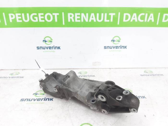 Gebruikte Dynamosteun boven Opel Movano 2.3 CDTi 16V FWD Prijs € 72,60 Inclusief btw aangeboden door Snuverink Autodemontage