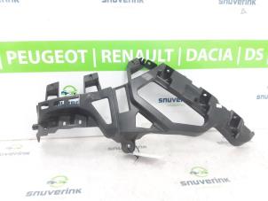 Gebruikte Bumpersteun links-achter Peugeot 5008 II (M4/MC/MJ/MR) 1.6 THP 165 Prijs € 30,00 Margeregeling aangeboden door Snuverink Autodemontage