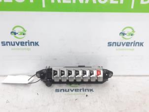 Gebruikte Kachel Bedieningspaneel Peugeot 3008 II (M4/MC/MJ/MR) 1.2 12V e-THP PureTech 130 Prijs € 50,00 Margeregeling aangeboden door Snuverink Autodemontage