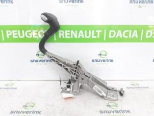 Gebruikte Handremhendel Citroen C4 Cactus (0B/0P) 1.2 PureTech 82 12V Prijs € 145,00 Margeregeling aangeboden door Snuverink Autodemontage