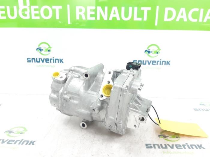 Gebruikte Aircopomp Renault Arkana (RJLL) 1.6 E-Tech 145 16V Prijs € 417,45 Inclusief btw aangeboden door Snuverink Autodemontage