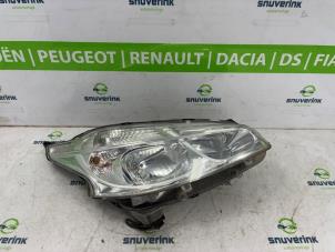 Gebruikte Rechter Koplamp Peugeot 208 I (CA/CC/CK/CL) 1.2 Vti 12V PureTech 82 Prijs € 180,00 Margeregeling aangeboden door Snuverink Autodemontage