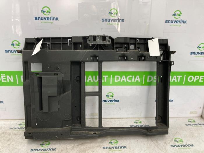 Frontpaneel van een Peugeot 208 I (CA/CC/CK/CL) 1.2 Vti 12V PureTech 82 2013