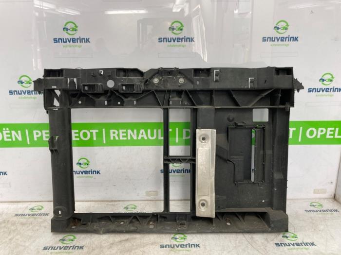 Frontpaneel van een Peugeot 208 I (CA/CC/CK/CL) 1.2 Vti 12V PureTech 82 2013