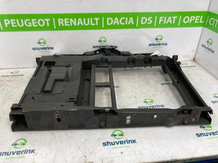 Frontpaneel van een Peugeot 208 I (CA/CC/CK/CL) 1.2 Vti 12V PureTech 82 2013