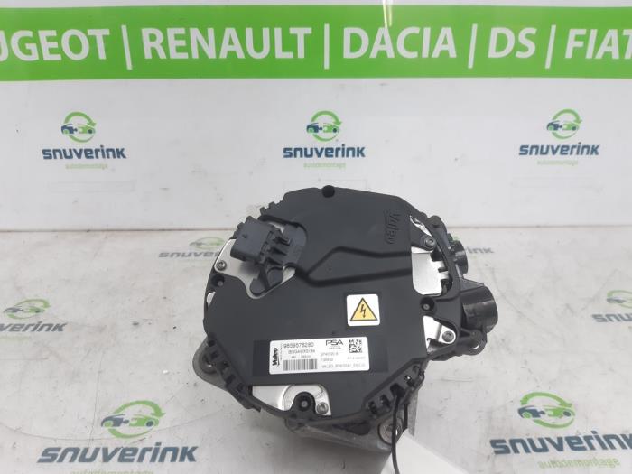 Dynamo van een Peugeot 308 SW (F4/FC/FN/FR) 1.2 PureTech Hybrid 136 2024