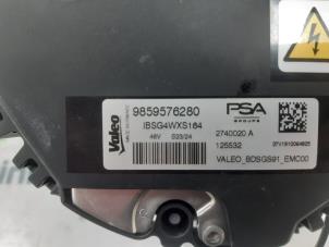 Dynamo van een Peugeot 308 SW (F4/FC/FN/FR) 1.2 PureTech Hybrid 136 2024