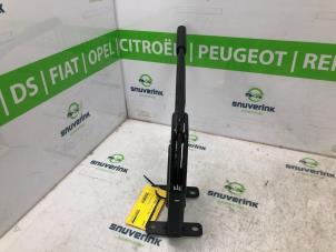 Gebruikte Handremhendel Renault Master III (FV) 2.3 Energy dCi 180 Twin Turbo 16V FWD Prijs € 78,65 Inclusief btw aangeboden door Snuverink Autodemontage