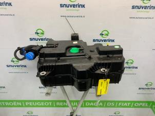 Gebruikte Ureumreservoir Renault Trafic (1FL/2FL/3FL/4FL) 2.0 dCi 16V 170 Prijs € 810,70 Inclusief btw aangeboden door Snuverink Autodemontage