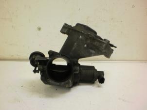 Gebruikte Gasklephuis Renault Espace (JK) 2.2 dCi 16V Prijs € 10,33 Margeregeling aangeboden door Snuverink Autodemontage