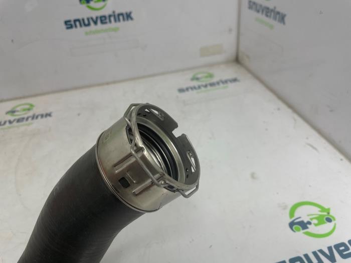 Intercooler Slang van een Renault Arkana (RJLL) 1.3 Mild Hybrid 160 16V 2022