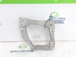 Gebruikte Dynamosteun boven Peugeot 208 II (UB/UH/UP) e-208 50 kWh Prijs € 35,00 Margeregeling aangeboden door Snuverink Autodemontage