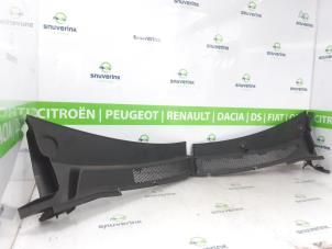 Gebruikte Paravent Peugeot 3008 II (M4/MC/MJ/MR) 1.2 12V e-THP PureTech 130 Prijs € 84,70 Inclusief btw aangeboden door Snuverink Autodemontage