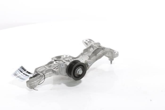 Gebruikte Dynamosteun boven Peugeot 3008 II (M4/MC/MJ/MR) 1.6 16V HYbrid 225 Prijs € 39,98 Margeregeling aangeboden door Snuverink Autodemontage
