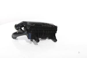 Gebruikte Luchtfilterhuis Peugeot 208 II (UB/UH/UP) 1.2 Hybrid 100 Prijs € 54,45 Inclusief btw aangeboden door Snuverink Autodemontage