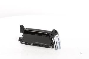 Gebruikte Wireless charger Peugeot 208 II (UB/UH/UP) 1.2 Hybrid 100 Prijs € 223,85 Inclusief btw aangeboden door Snuverink Autodemontage