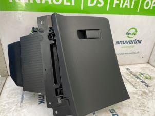 Gebruikte Dashboardkastje Peugeot 208 II (UB/UH/UP) 1.2 Hybrid 100 Prijs € 169,40 Inclusief btw aangeboden door Snuverink Autodemontage