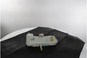 Gebruikte Ruitensproeiertank voor Peugeot Partner (EA//EF/EN/EU) 1.5 BlueHDi 130 Prijs € 48,40 Inclusief btw aangeboden door Snuverink Autodemontage