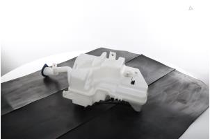 Gebruikte Ruitensproeiertank voor Volvo EX40 (XZ) Single Motor Extended Range 82 kWh Prijs € 42,35 Inclusief btw aangeboden door Snuverink Autodemontage