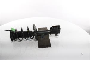 Gebruikte Mac Phersonpoot links-voor Opel Corsa F (UB/UH/UP) 1.2 Turbo 12V 100 Hybrid Prijs € 85,00 Margeregeling aangeboden door Snuverink Autodemontage