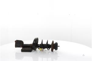 Gebruikte Schokdemperpoot rechts-voor Renault Twingo II (CN) 1.2 Prijs € 60,00 Margeregeling aangeboden door Snuverink Autodemontage