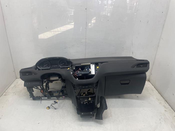 Gebruikte Dashboard Peugeot 208 I (CA/CC/CK/CL) 1.2 Vti 12V PureTech 82 Prijs € 200,00 Margeregeling aangeboden door Snuverink Autodemontage